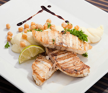 黄油鱼和马铃薯生活桌子食物盘子蔬菜海鲜烹饪香料柠檬鲳鱼图片