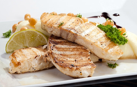 黄油鱼和马铃薯烹饪香菜美味生活饮食土豆香料食物拼盘油炸图片