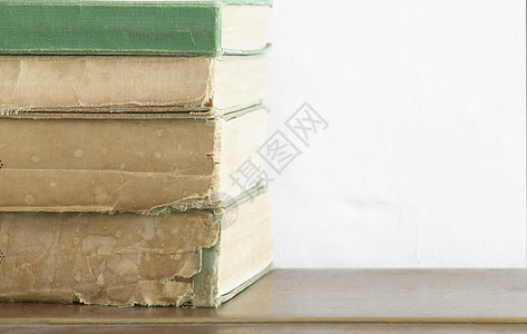 木制胸前堆着旧书四物书脊命令知识图片