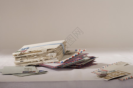 表格上堆叠的字母信封桌布桌子材料背景图片