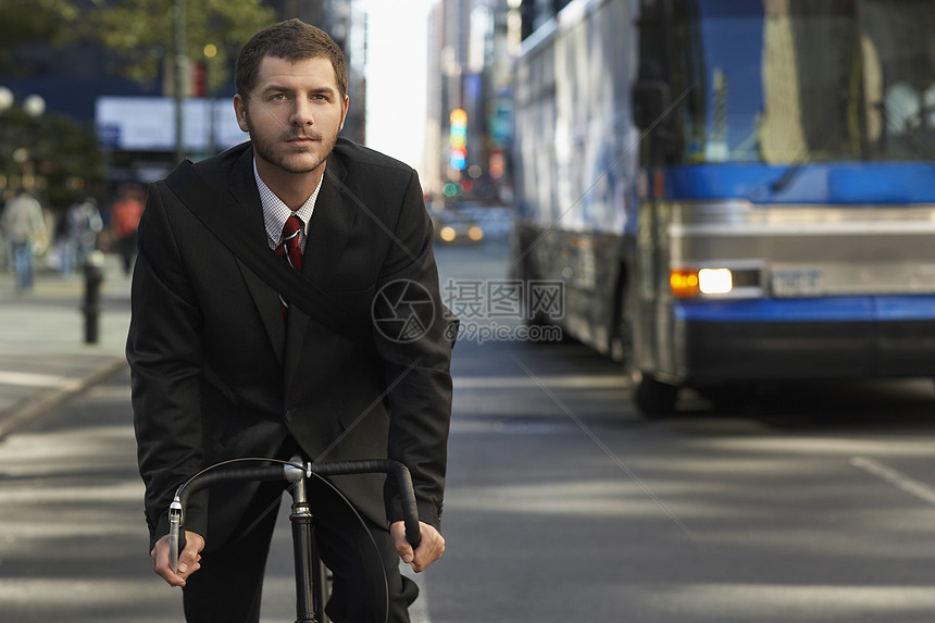 男人在街上骑自行车生活方式通勤者位置街景街道机动性胡子头发成人城市生活图片