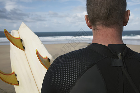 男性冲浪者与海滩上冲浪板对海的近视海洋潜水成人天空海岸线男士爱好男人冒险娱乐图片