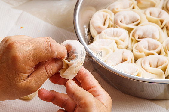 自制的中国包装人手新年饺子月球农历雕刻蔬菜节日烹饪手工图片