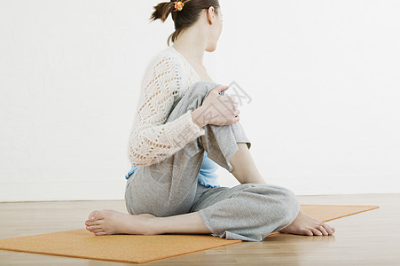 从事瑜伽的少女1617岁女孩尾纤活力生活方式赤脚有氧运动拉伸头发锻炼健康图片