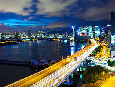 晚上有高速公路的香港市景观建筑商业天空地标办公室巡航海洋城市天际图片
