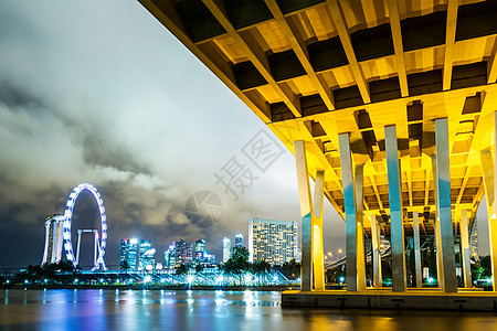 新加坡夜间的天线天际地标车轮城市大楼码头展示景观天空灯展图片