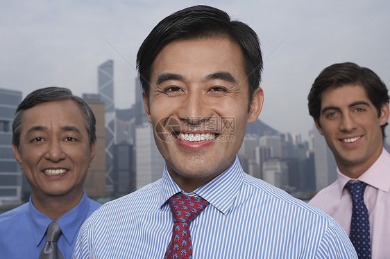 3名企业男子背景办公大楼的肖像图图片