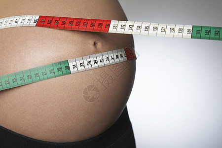 孕妇在腹部中段内闭室拍摄时 在腹部和腹部周围安装了胶带新生活一人怀孕影棚测量人生大事人类皮肤卷尺图片