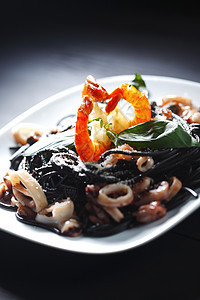 黑意面加海鲜沙拉午餐乌贼食物蔬菜叶子桌子美食墨水大虾图片