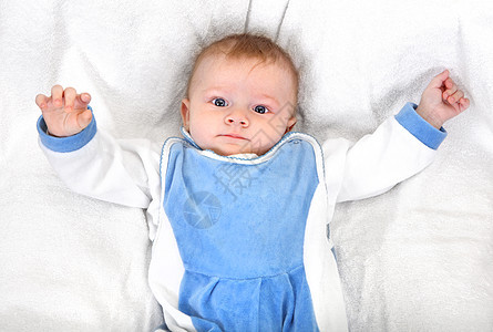 宝宝男孩家庭眼睛毯子枕头欢乐蓝色儿子幸福金发男性图片