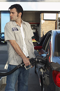 加油站工作人员在加油站给汽车加油图片
