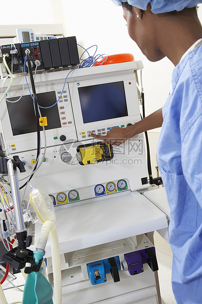 非裔美籍女性外科医生操作医疗设备;图片