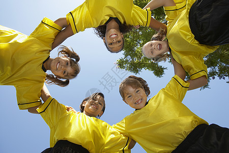 女子足球队在天上聚集的低角度视角视图图片