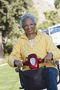 一名骑摩托车的非洲裔美国高龄女子的肖像图片