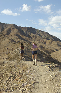 观察多族裔妇女在山上慢跑的景象图片