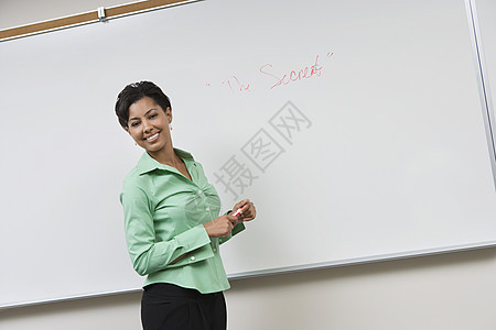 站在白板前的一位美国非裔女性商业妇女快乐的肖像 在白板前站立图片