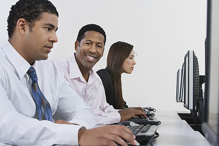 3名在办公室使用计算机的商务人士专注人士商业桌子商务衬衫快乐成年享受男人图片