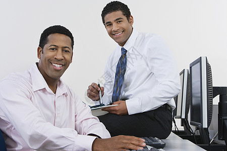 坐在电脑服务台的非裔美国商业同事的欢乐生活肖像 在图片