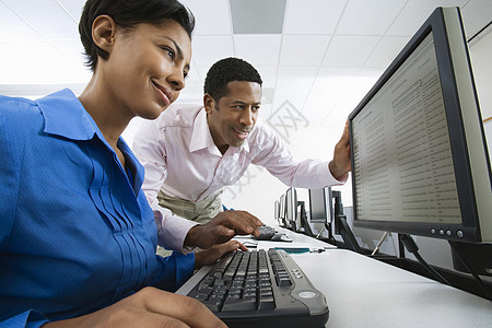 男人和女人一起使用计算机关系帮助教学黑人商业技术男子学生电脑显示器混血图片