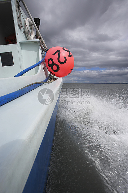 一艘渔船在湖上飞过湖面 天空高空俯冲速度休闲运输浮标活动数字飞溅图片