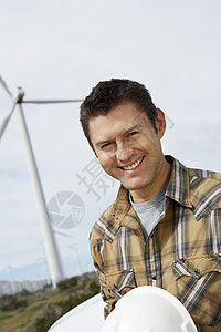 风力农场一位快乐的男性工程师的肖像图片
