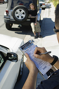 警员与背景男子一起写彩票的贴上消息图片
