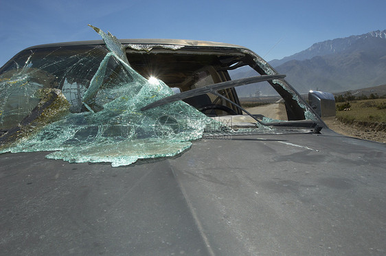 特写一辆破碎挡风玻璃的汽车引擎盖车祸运输玻璃图片