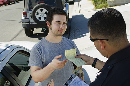 警官因为违反交通规则 给年轻人开罚单的警察图片