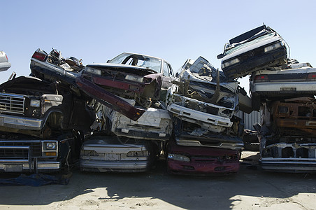 在垃圾场堆放被损坏的汽车环境金属回收破坏图片