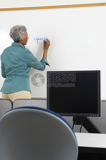 计算机课在白板上写字的女教师图片