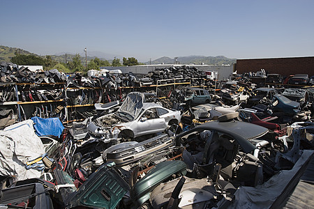 旧旧破旧的废旧垃圾堆和拆坏汽车图片