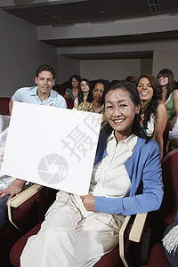 女教师在课堂肖像前拿着空白板的女教师图片