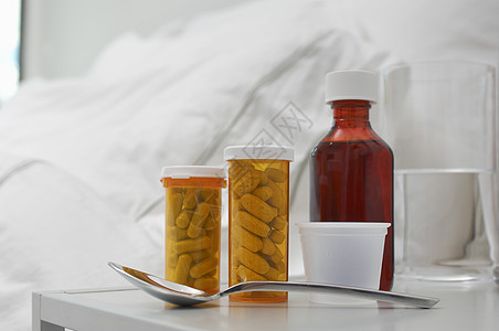 床边桌上的药剂背景图片
