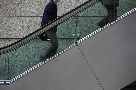 日本东京国际东京论坛 两名男子升起扶梯中段的阶梯场景办公楼城市两个人部分商务自动扶梯人士位置商业图片