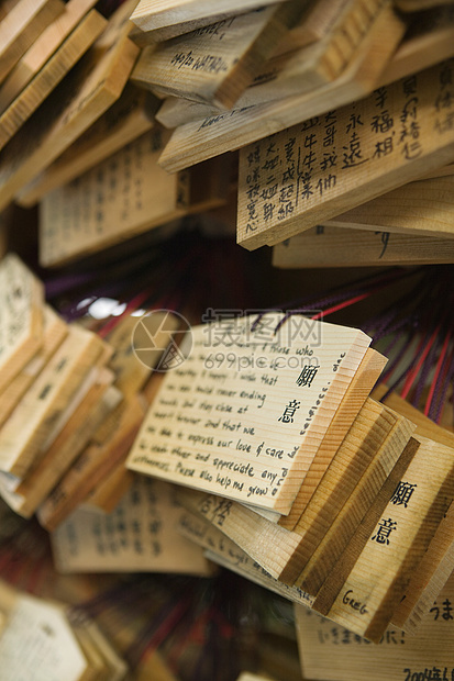 日本 日本 东京神迹小木板 带有祈祷和祝愿Ema字体运气祷告神社牌匾文化焦点图片