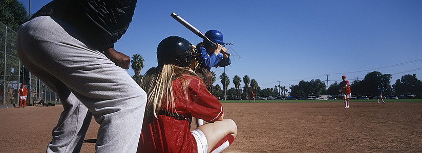 专业女性棒球队与裁判员一起在地面上练球图片