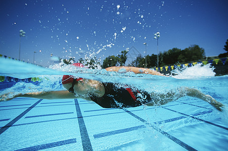 职业女性游泳运动员在比赛前参加运动活动;图片