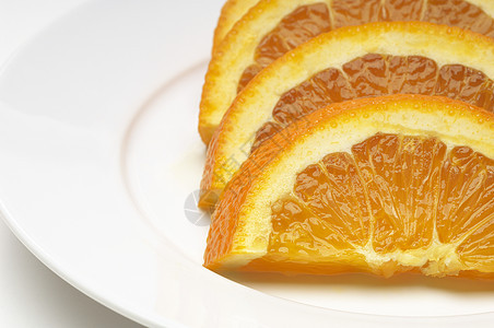 盘子上新鲜橙色切片 白底隔离于白底背景图片