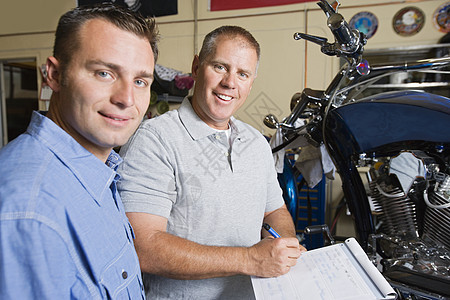 两名工作机械师活动职业机械写作享受摩托车头肩图片
