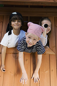 儿童在游戏场玩耍混合朋友伴侣海盗娱乐青少年剧场打扮孩子多样性图片