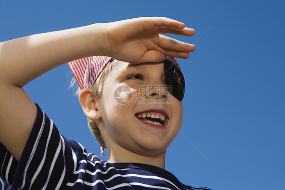 玩耍小男孩的海盗蓝天孩子们操场摄影活动服饰孩子娱乐青少年打扮图片