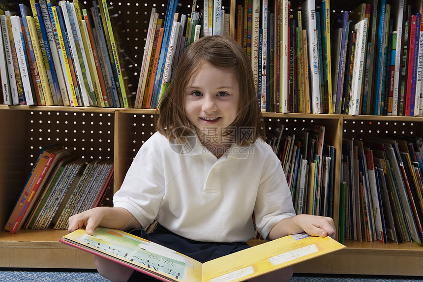 图书馆中读取小女孩文法小学学童上半身图画书学习小学生学生孩子知识图片