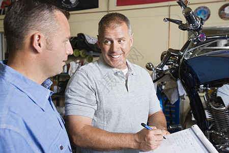两名工作机械师写作机械摩托车活动职业享受头肩图片