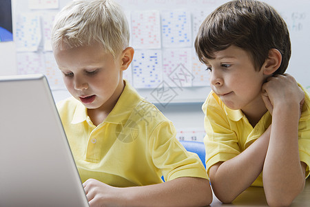 使用笔记本电脑学习教室摄影上网孩子们朋友学童技术男性房间图片