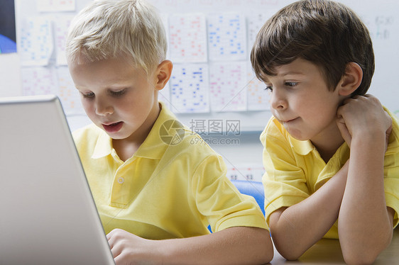 使用笔记本电脑学习教室摄影上网孩子们朋友学童技术男性房间图片