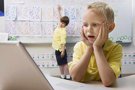 学生用笔记本电脑孩子计算机两个人学习男性辅助技术小学文法热点图片