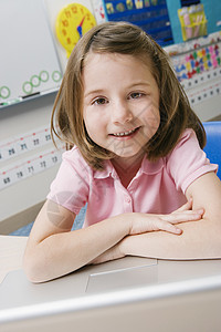 使用笔记本电脑的小女孩设备课堂通讯功能机动性勾搭学习班级教室小学图片