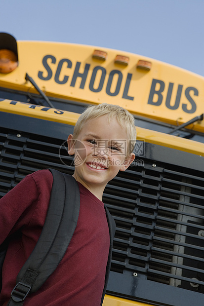 小学校车学生常住率学童一人男性车辆青少年公共汽车小学生教练员摄影上半身图片