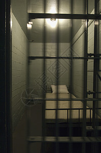 监狱牢房空牢房内有床铺的囚室内部背景