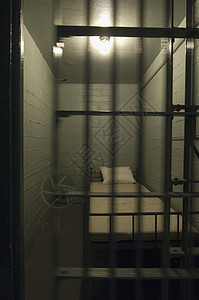空牢房内有床铺的囚室内部图片